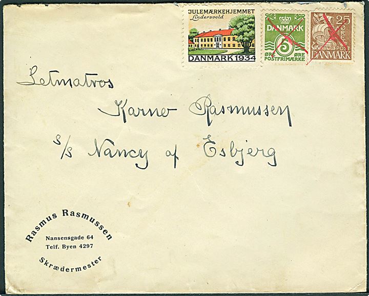 5 øre Bølgelinie og 25 øre Karavel annulleret med rødt blækkryds, samt Julemærke 1934 på brev til sømand ombord på S/S Nancy af Esbjerg.