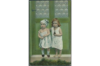 To børn står foran grøn dør. Den ene har en pibe. T. serie 1761, no. 4. 