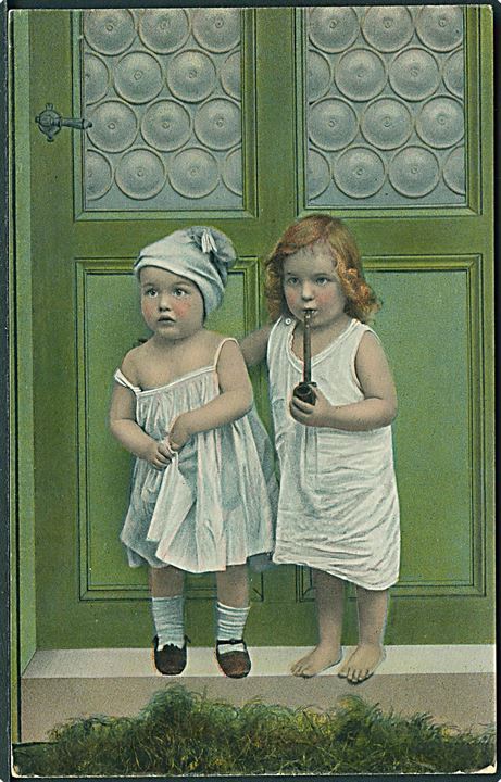 To børn står foran grøn dør. Den ene har en pibe. T. serie 1761, no. 4. 