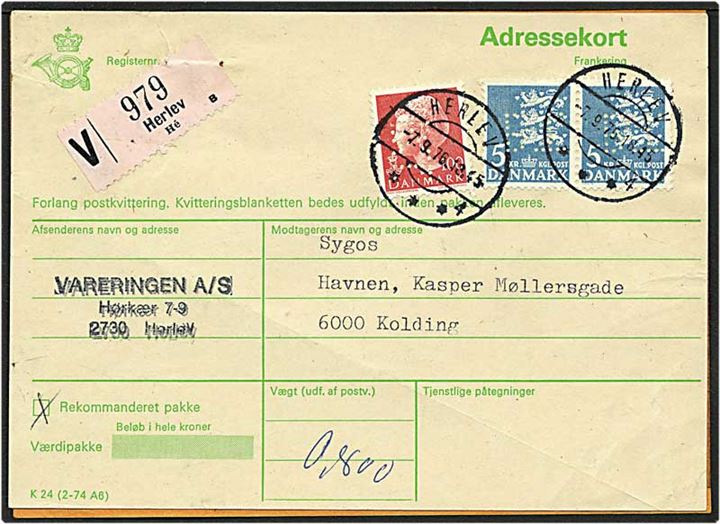 1 kr. rød Dr. Margrethe og 5 kr. blå rigsvåben på adressekort fra Herlev d. 7.9.1976 til Kolding. Mærkerne med perfin B46 - her Vareringen.
