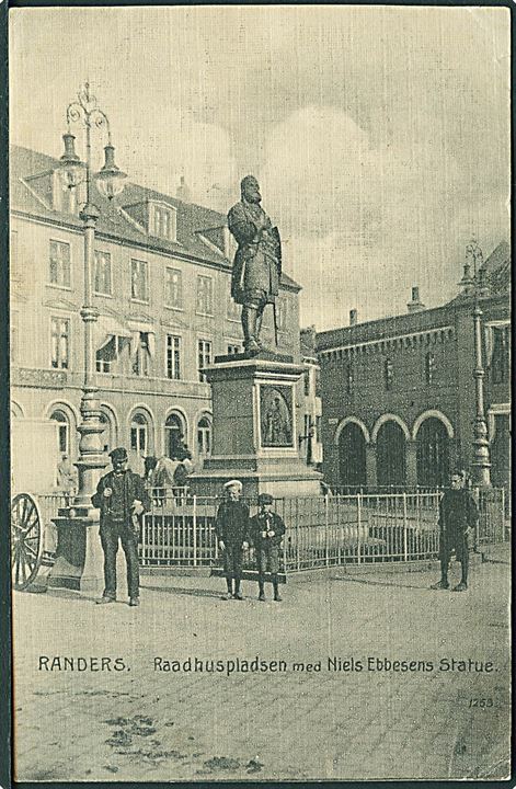 Raadhuspladsen med Niels Ebbesens Statue i Randers. No. 125?. 