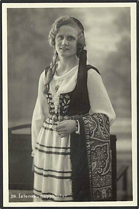 Kvinde i nationaldragt fra Island. O.Magnusson no. 29.