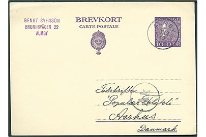10 öre Gustaf helsagsbrevkort fra Almby d. 28.12.1942 til Aarhus, Danmark. Passér stemplet Ak ved censuren i København.