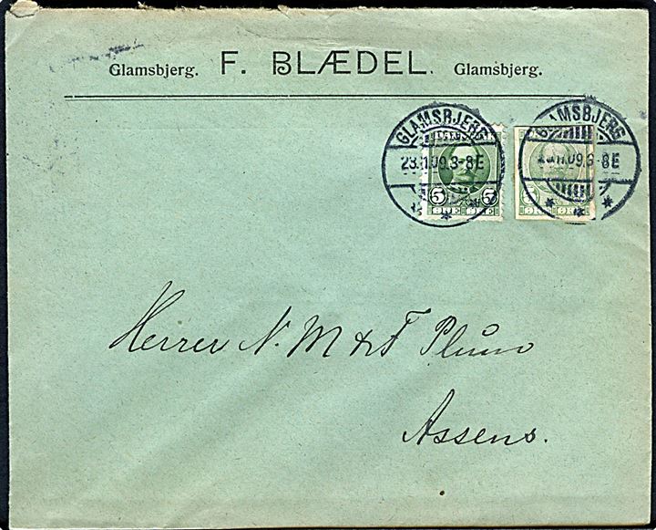 5 øre Fr. VIII og 5 øre Fr. VIII helsagsafklip på fortrykt reklamekuvert fra firma F. Blædel i Glamsbjerg d. 23.11.1909 til Assens. På bagsiden små rubrik-annoncer for en række handelsdrivende i Glamsbjerg.