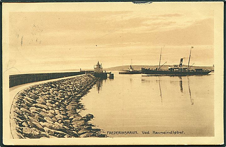 Skib ved havneindløbet, Frederikshavn. Havnefyr. Stenders no. 23354. 