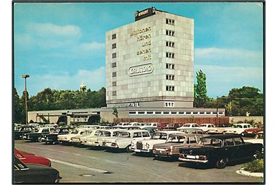 Mange biler på parkeringspladsen ved Parkhotel. Motel Kronsberg, Hannover. H. Friedrich u/no.