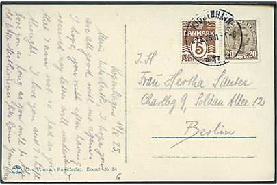 5 øre Bølgelinie og 20 øre Chr. X fra lodret automatsammentryk på brevkort fra København d. 20.8.1925 til Berlin, Tyskland. Tydelig afskæring.