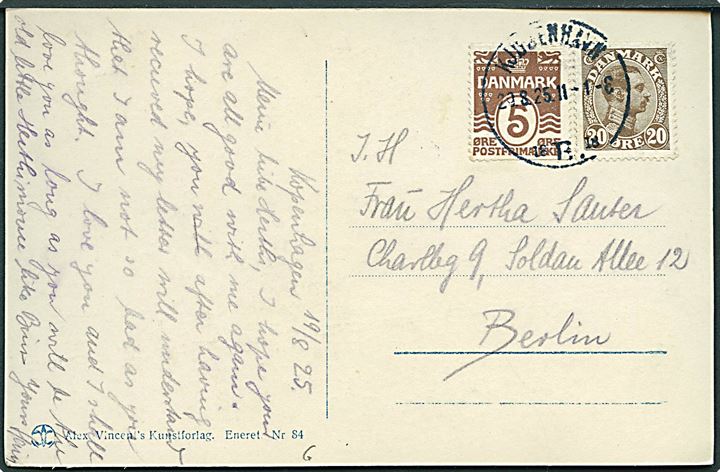 5 øre Bølgelinie og 20 øre Chr. X fra lodret automatsammentryk på brevkort fra København d. 20.8.1925 til Berlin, Tyskland. Tydelig afskæring.