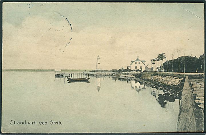 Strandparti ved Strib. Fyrtårnet ses i baggrunden. Stenders no. 13824. Hjørneknæk. 
