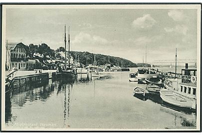 Havnen i Middelfart med lillebæltbroen i baggrunden. Stenders no. 81922.