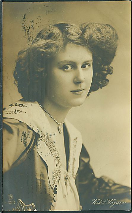 Violet Emily Wegner. (Blev gift med Prince Peter Petrovich-Njegosh of Montenegro i 1924 og fik navnet: Princess Violet Ljubica of Montenegro).G. G. & Co. no. 127/5. Fotokort.  