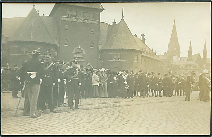 Venter på. Kongebesøg foran Toldkammeret i Aarhus 1912. Fotokort u/no. 