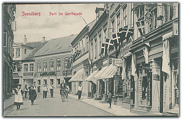 Svendborg, Gerritsgade med flagsmykkede forretninger. Warburg no. 4662. Kvalitet 8