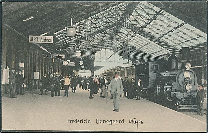 Fredericia Banegaard med lokomotiv ved perronen. Stenders no. 13129. Kvalitet 8