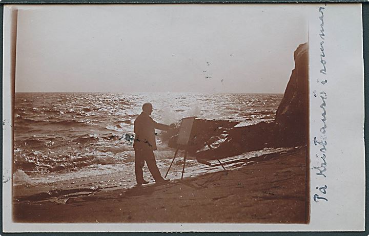 Christiansø, svenske maler Oscar Hullgren arbejder. Sendt fra Oscar Hullgren i julen 1917. Fotokort u/no. Kvalitet 8