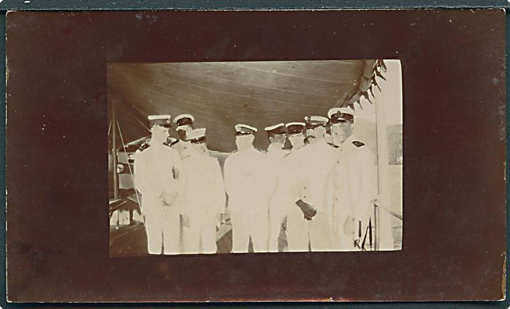 D.V.I., foto. 4 små billeder med bl.a. flådeofficere. (4x7 - 6x11 cm). Kvalitet 7