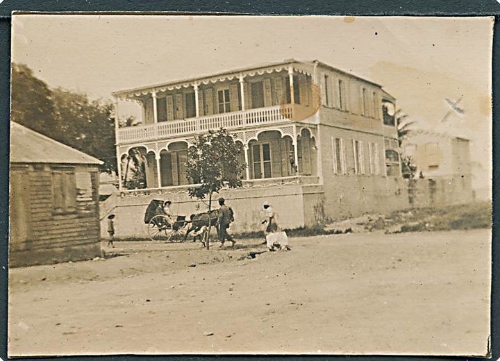 D.V.I., foto. 4 små billeder med bl.a. “Sea View House” i Frederiksted, St. Croix. (4x7 - 6x11 cm). Kvalitet 7