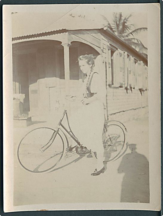 D.V.I., foto. Ung pige på cykel. (8x11 cm). Kvalitet 7
