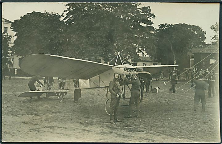 Fly, Carl Cederström (1867-1918), flyverbaronen med Bleriot XI “Nordstjarnan” i Gefle. Fotokort G. Reimers.  Kvalitet 8
