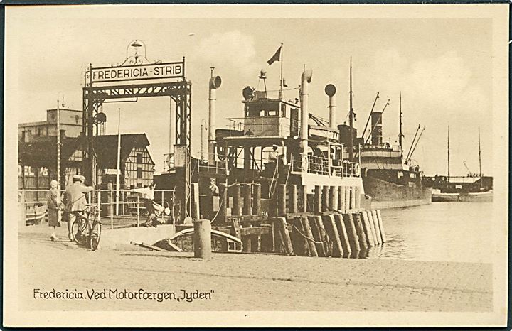 “Jyden”, M/F, Fredericia - Strib (1923-1938). Bagved dampskibet S/S “Scotia”. Stenders Fredericia no. 38. Kvalitet 9