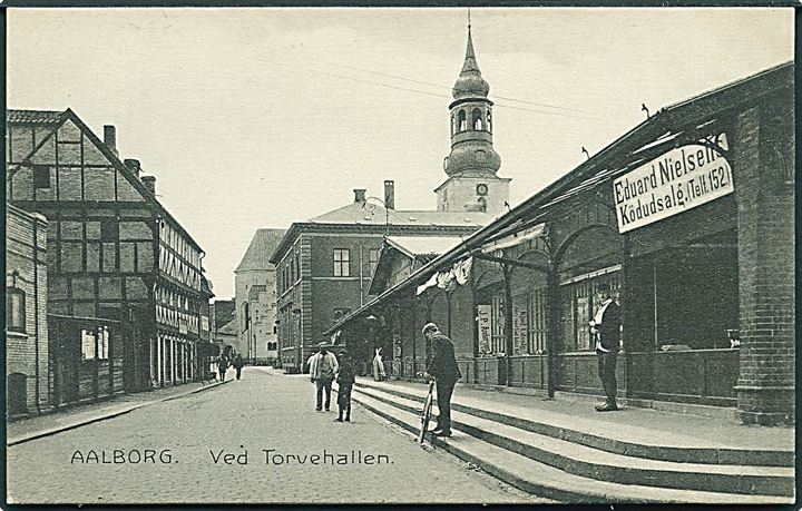 Aalborg, Ved Torvehallen med Eduard Nielsens Ködudsalg.  Stenders no.12098. Kvalitet 9