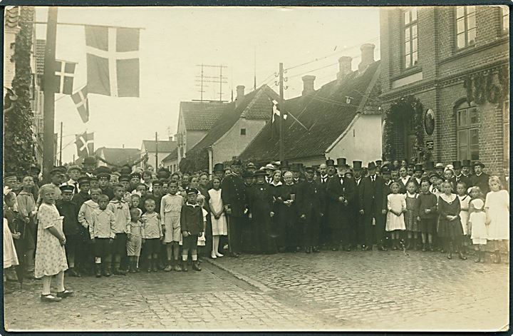 Augustenborg, genforeningsfest ved postkontoret i juli 1920. Fotokort u/no. Kvalitet 7