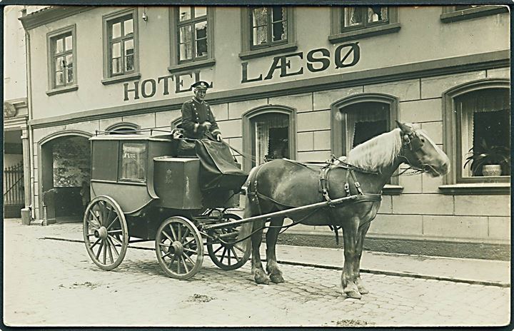 Pakkepostvogn foran Hotel “Læsø”. Fotokort u/no. Kvalitet 7