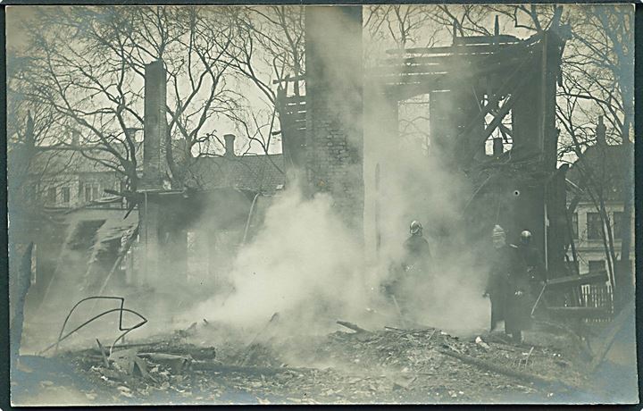 Aarhus, forlystelsesetablissement “Vennelyst” ved branden d. 22.2.1908. Fotokort u/no. Kvalitet 8