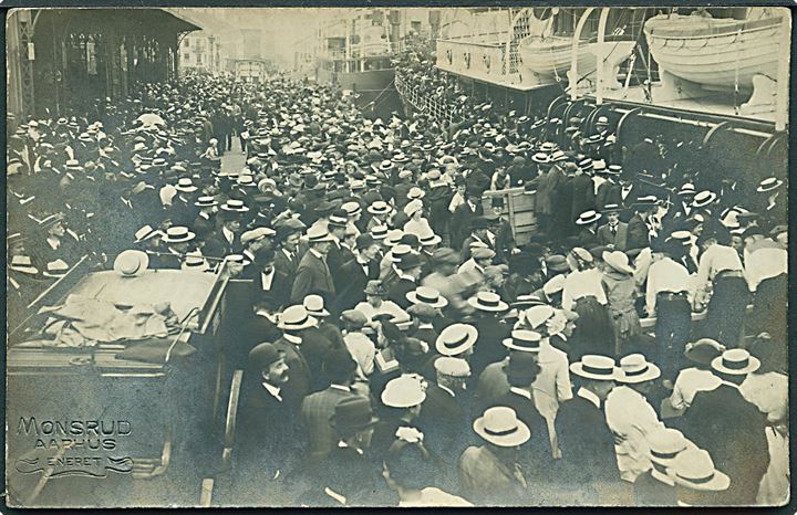 Aarhus, indkaldte soldater med dampskibene “Freja” og “C.P.A.Koch” d. 2.8.1914. Fotokort Monsrud u/no. Kvalitet 7