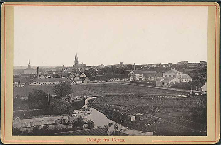 Aarhus, “Udsigt fra Ceres” med Mølleengen, Aarhus Å og Domkirke i baggrunden. Kabinet foto 9½x14½ cm. Kvalitet 8