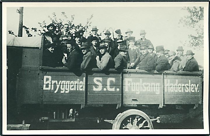 Haderslev, lastbil fra Bryggeriet S. C. Fuglsang med passagerer i 1940’erne. Fotokort u/no. Kvalitet 9