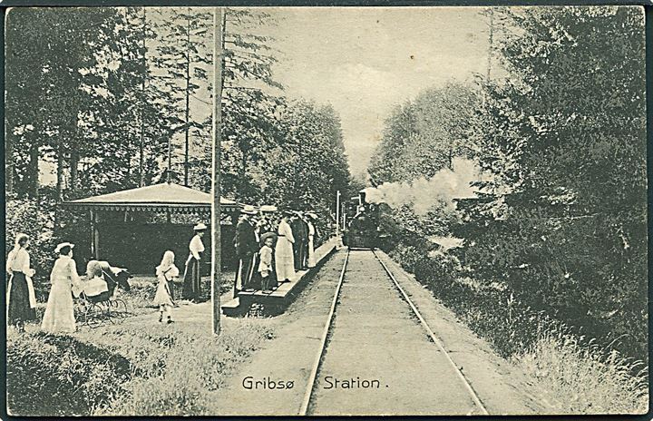 Gribsø station (trinbræt) med damplokomotiv. Stenders u/no. Kvalitet 7