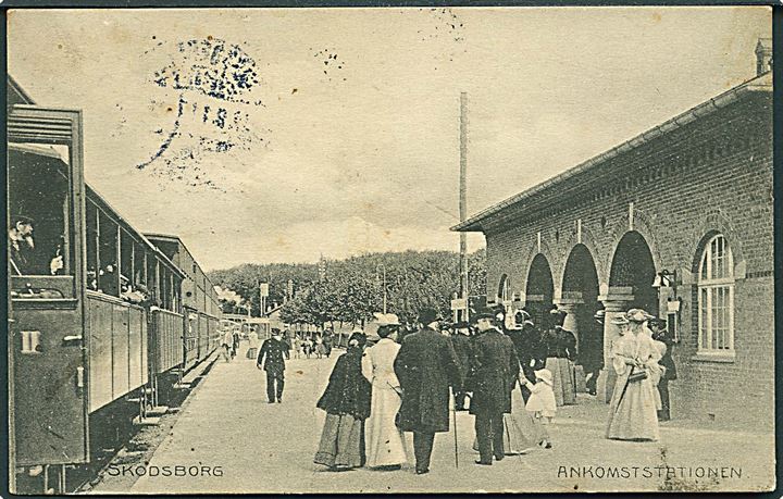 Skodsborg station med damptog. A. Vincent no. 3222. Kvalitet 7