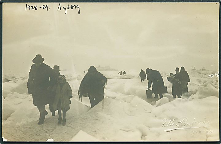 Nyborg, passagere på isen under isvinteren 1928-1929.Fotograf M. Behnke u/no. Hj. skade. Kvalitet 7
