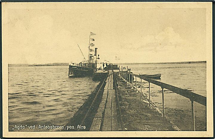 “Agda”, S/S, Horsens Dampbaadsselskab ved anløbs-broen på Alrø. Minesprængt 1944. Stenders no. 55329. Kvalitet 7