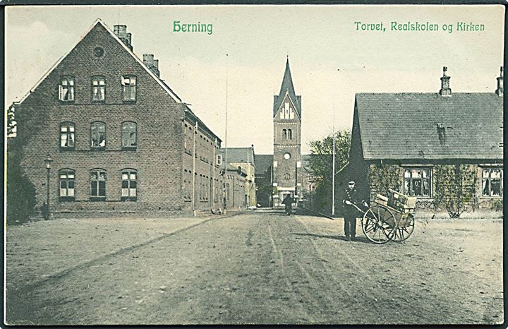 Herning, Torvet med realskolen, kirken, samt pakkepost med trækvogn. P. Alstrup no. 8008. Kvalitet 8