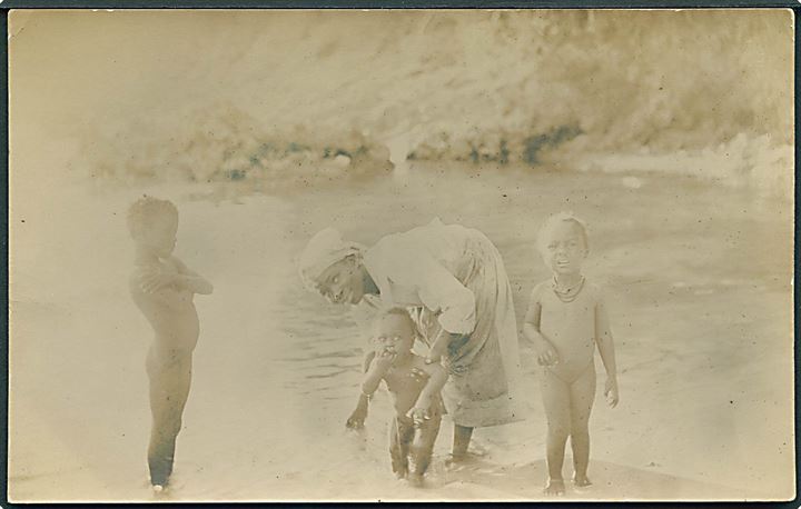 D.V.I., foto. En moder med hendes 3 børn. Fotokort u/no. Kvalitet 8