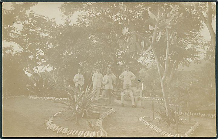 D.V.I., militær. Gendarmer i haven ved Frederiksfort på St. Croix. Fotokort u/no. Kvalitet 8