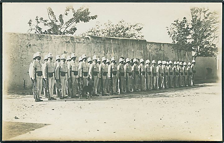D.V.I., militær. Parade på afskedsdagen for guvernøren d. 3.10.1916. Fotokort u/no. Kvalitet 8