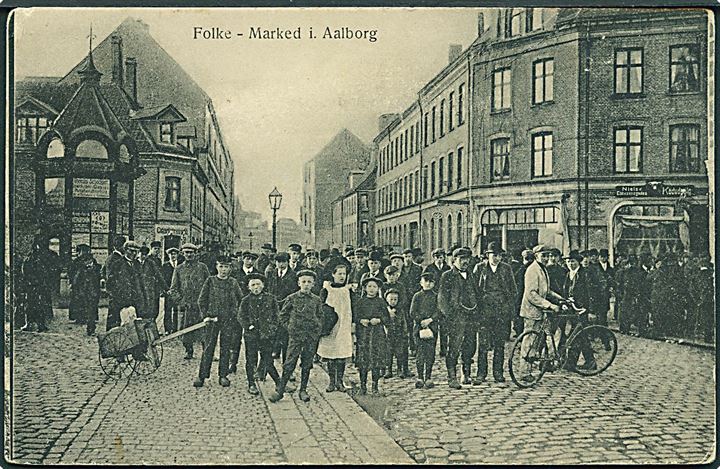 Aalborg, Folkemarked med Telefonkiosk i baggrunden. Johansen & Kohring no. 4528. Kvalitet 7