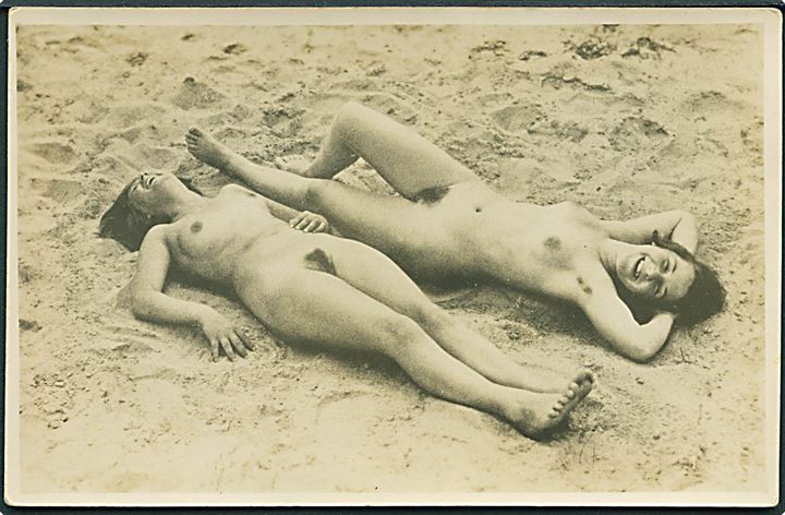 Erotik/Nudes. To kvinder på strand. Fotokort u/no. Kvalitet 8