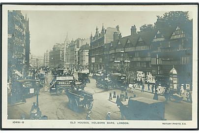 Old Houses, Holborn Bars, London. Mange Omnibusser. Rotary Photo E. C. no. 10491-8. Fotokort. 