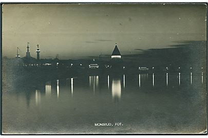 Landsudstillingen i Aarhus 1909 om aftenen. Foto af Edvard Monsrud. Fotokort u/no. 
