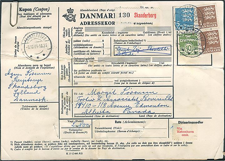 10 øre Bølgelinie, 1 kr. (2) og 5 kr. Rigsvåben på internationalt adressekort for pakke fra Skanderborg d. 5.10.1964 til Edmonton, Alberta, Canada. 