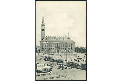 Sporvogne ved Raadhuset i København. Stenders no. 596.