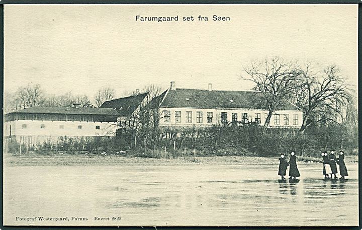 Farumgaard set fra Søen. Fotograf Westergaard no. 2822.