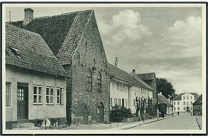 Adelgade med det gamle Raadhus og Bispegaarden i Kalundborg. Stenders, Kalundborg no. 140. 