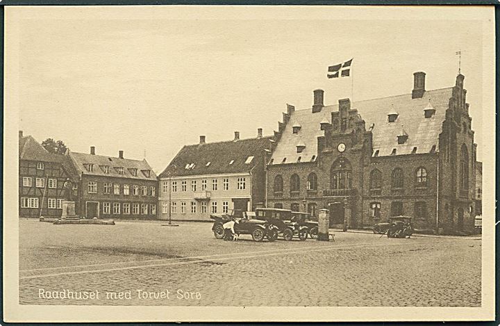 Biler foran Raadhuset på Sorø Torv. Stenders no. 61269. 