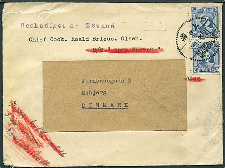 Kinesisk 25 c. i par på brev fra Shanghai d. 29.11.1939 til M/S Anna Mærsk i San Pedro, USA eftersendt via Los Angeles d. 25.12.1939 til Esbjerg. Vandskadet ved S/S Vidar’s forlis i Nordsøen med violet stempel Beskadiget af Søvand og lagt i pergamynkuvert J.6 (5-36).