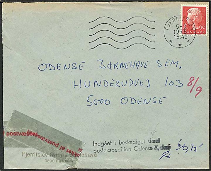 90 øre rød Dr. Margrethe på brev fra Fjerritslev d. 5.9.1975 til Odense. Brevet lukket af postvæsenet, indgået i beskadiget stand.